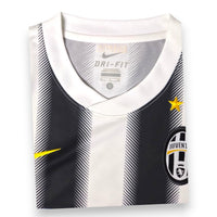 Dettaglio collo a V e stemma Juventus maglia Home 2011-12 Nike – Made in Bangladesh taglia S swoosh giallo