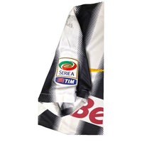 Dettaglio patch Serie A TIM maglia Juventus Home 2011-12 Nike – macchia nera sulla spalla destra sopra la patch