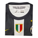 Dettaglio collo citazione Boniperti e scudetto Juventus maglia 2012-13 Nike – Made in Bangladesh taglia L