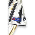 Patch UEFA Respect su manica maglia Juventus 2020-21 Player Issued – dettaglio pennellate e oro
