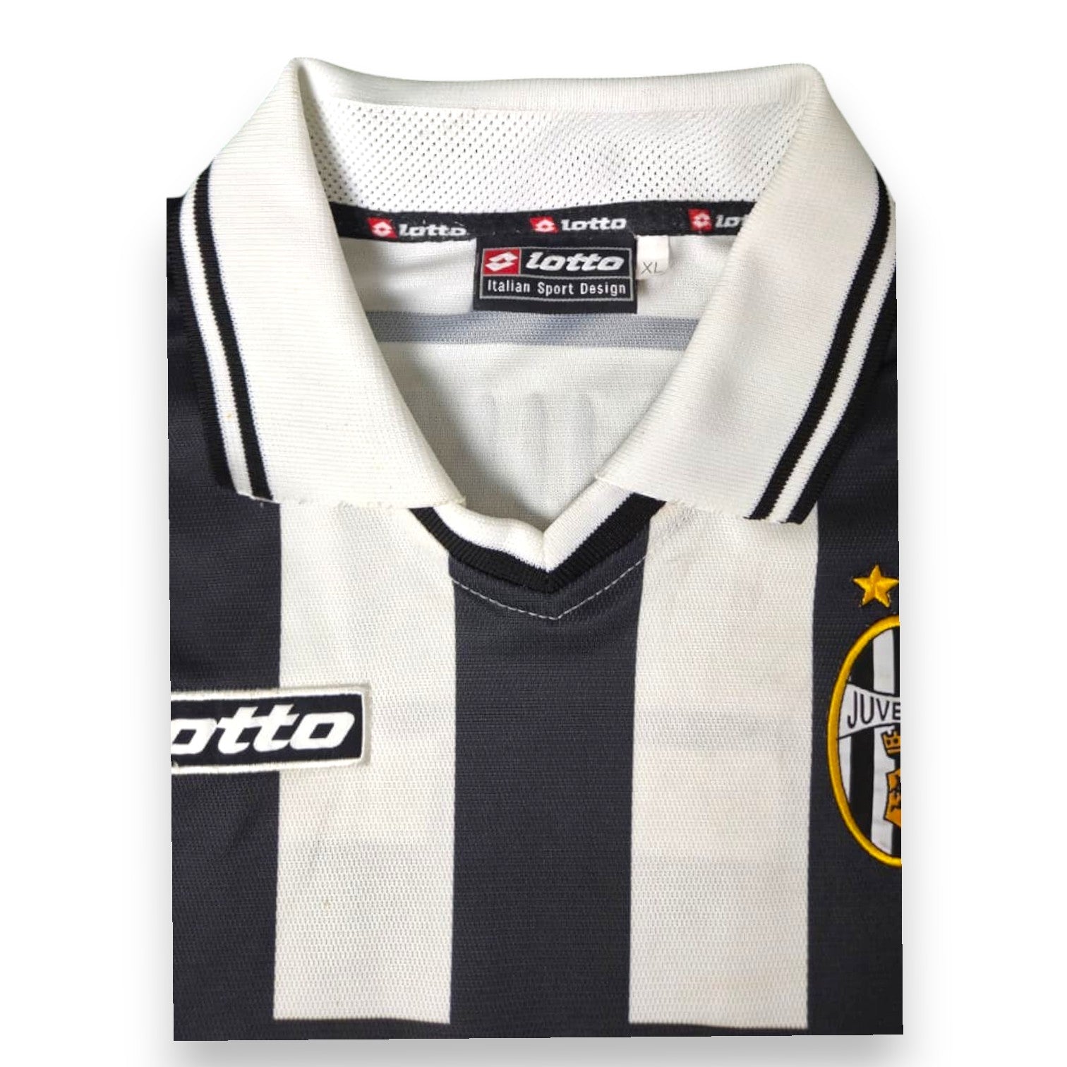 Dettaglio colletto polo e stemma Juventus maglia Home 2001-02 Lotto – Italian Sport Design taglia XL due stelle