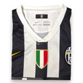 Dettaglio collo a V e scudetto Juventus maglia Home 2013-14 Nike – scudo 1897 Made in Thailand taglia M