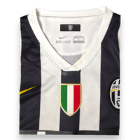 Dettaglio collo a V e scudetto Juventus maglia Home 2013-14 Nike – scudo 1897 Made in Thailand taglia M