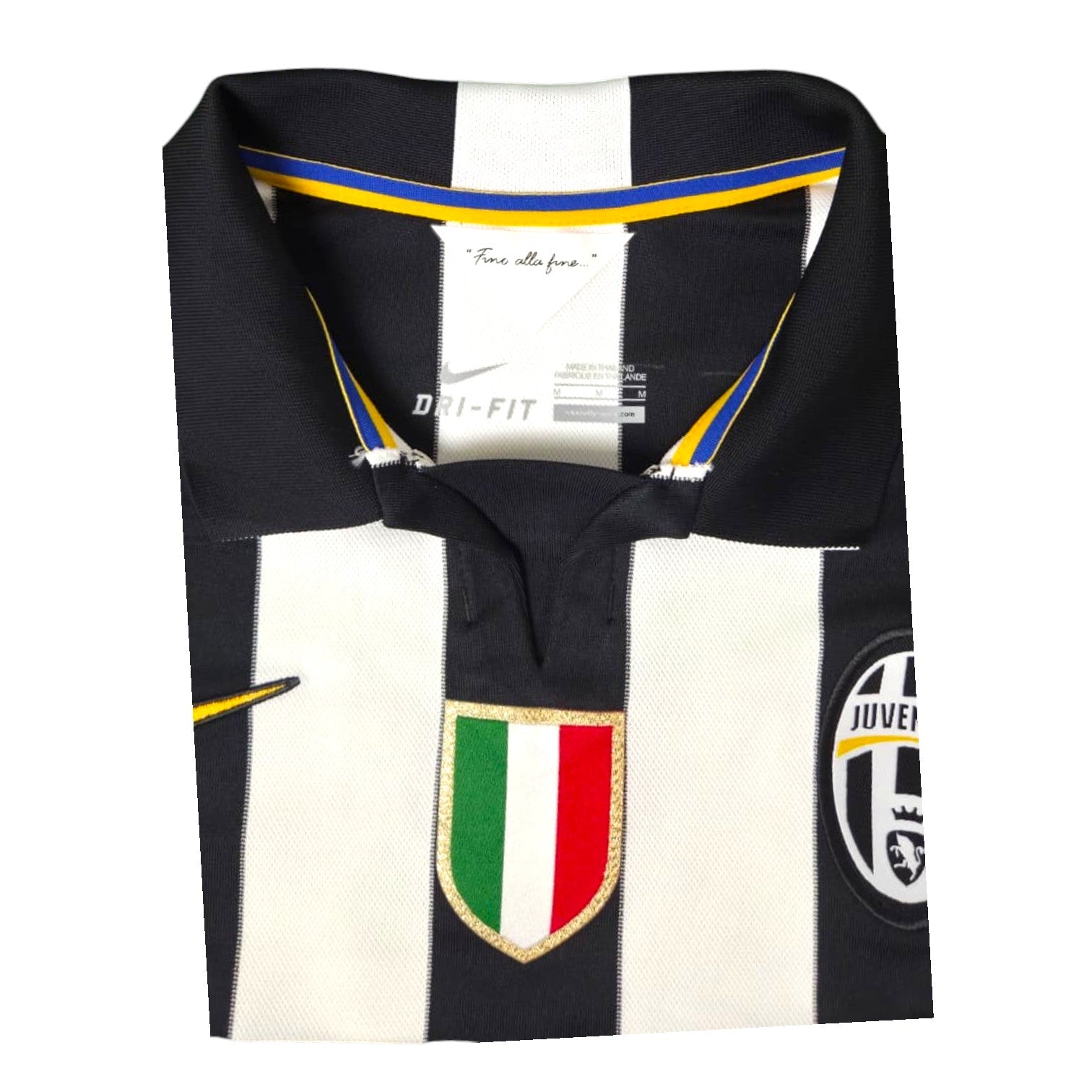 Dettaglio collo Fino alla fine e scudetto Juventus maglia 2014-15 Nike – Made in Thailand taglia M swoosh giallo