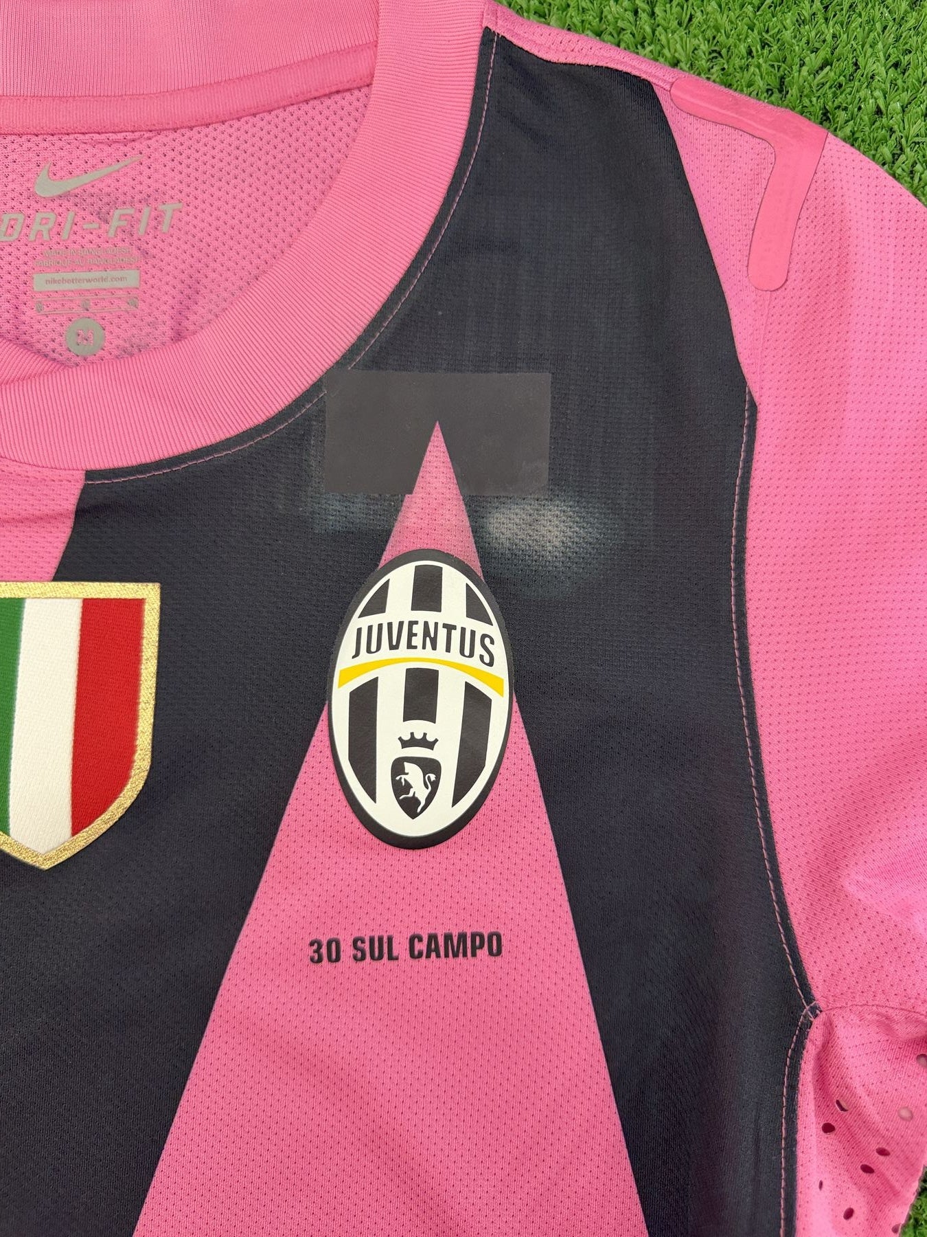 Dettaglio stemma Juventus con scudetto tricolore e scritta 30 Sul Campo polemica anti-Calciopoli