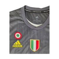 Colletto della maglia Juventus Third 2018/19 con nastro For The Oceans, etichetta Adidas XL, scudetto e coccarda