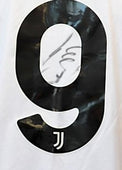 Dettaglio autografo originale Dušan Vlahović maglia Juventus 2022-23 sul numero 9 nero – COA Associazione Autografia incluso
