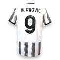 Retro maglia Juventus 2022-23 numero 9 Vlahović autografata – cimelio originale Adidas