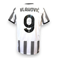Retro maglia Juventus 2022-23 numero 9 Vlahović autografata – cimelio originale Adidas