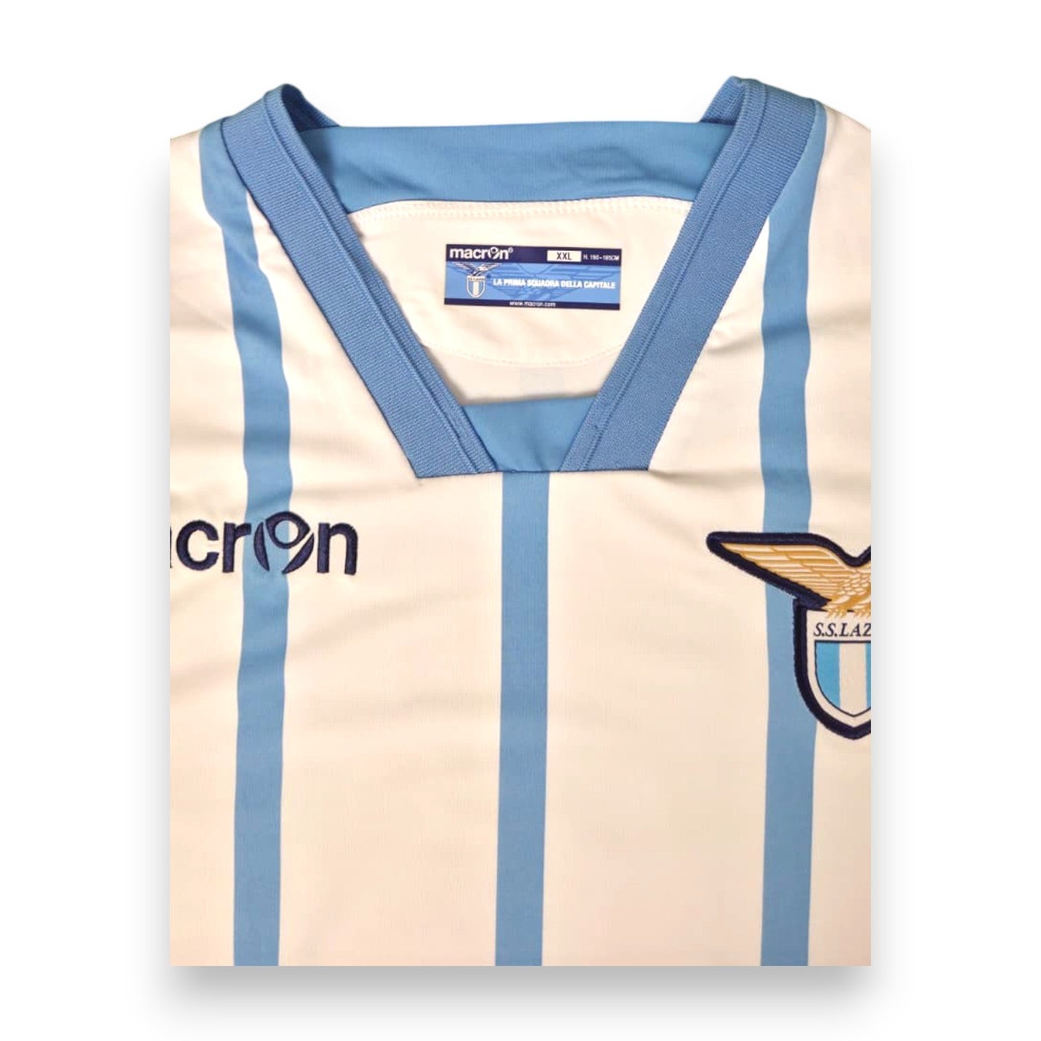 Dettaglio colletto a V celeste maglia Lazio Away 2014-15 Macron – etichetta interna taglia XXL La prima squadra della Capitale