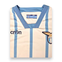 Dettaglio colletto a V celeste maglia Lazio Away 2014-15 Macron – etichetta interna taglia XXL La prima squadra della Capitale