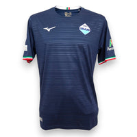 Maglia Lazio Away 2023-24 Mizuno navy – sponsor Aeroitalia – stemma celebrativo – polsini tricolore – condizioni Excellent