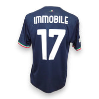 Retro maglia Lazio Away 2023-24 numero 17 Immobile – dicitura 50° Anniversario sotto il tricolore