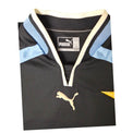 Dettaglio colletto a V e logo Puma maglia Lazio Away 2000-01 – Made in Romania taglia XXL biancoceleste