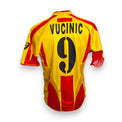 Retro maglia US Lecce Home 2005-06 numero 9 VUCINIC – Asics – Vintage Store giallorossa