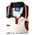 Dettaglio colletto polo nero e stemma Manchester United maglia Away 1998-99 Umbro – taglia L cimelio vintage
