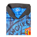 Dettaglio colletto polo nero e stemma Manchester United maglia Away 1992-93 Umbro – taglia M cimelio vintage