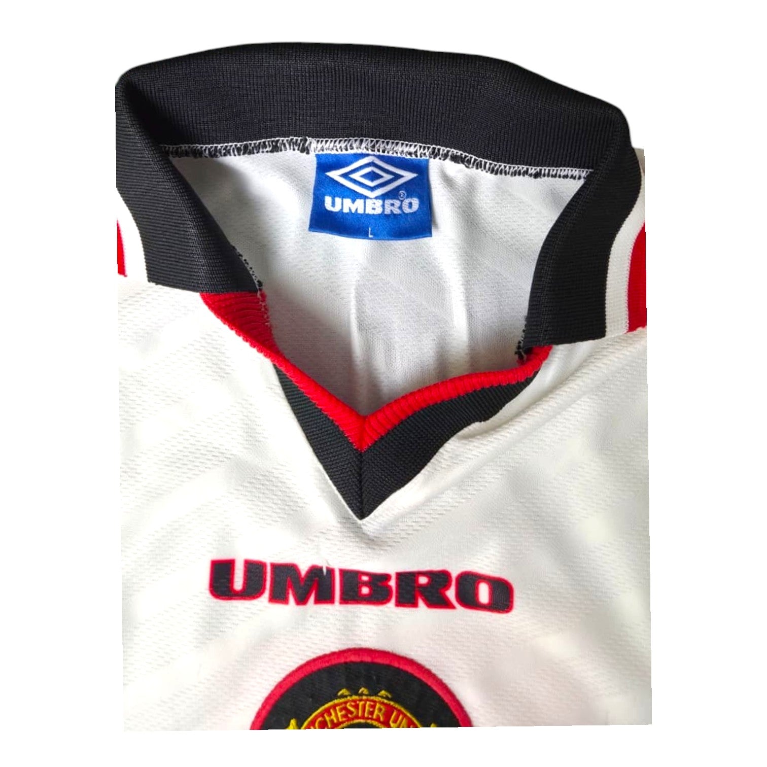 Dettaglio colletto a V nero e logo Umbro maglia Manchester United Away 1996-97 – taglia L cimelio vintage