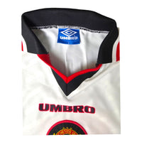 Dettaglio colletto a V nero e logo Umbro maglia Manchester United Away 1996-97 – taglia L cimelio vintage