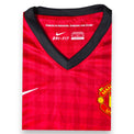 Dettaglio scollo a V nero Dri-FIT e stemma Manchester United maglia Home 2012-13 Nike – Forged in Industry Striving for Glory
