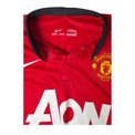 Dettaglio colletto polo nero Dri-FIT e stemma Manchester United maglia Home 2013-14 Nike – sponsor AON