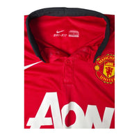 Dettaglio colletto polo nero Dri-FIT e stemma Manchester United maglia Home 2013-14 Nike – sponsor AON