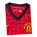 Dettaglio scollo a V nero Dri-FIT e stemma Manchester United maglia Home 2012-13 Nike – Forged in Industry Striving for Glory