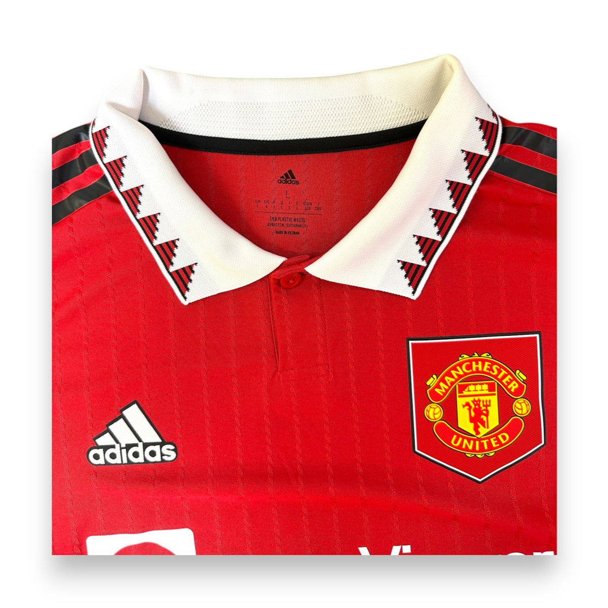 Dettaglio collo maglia Manchester United Home 2022-23 Adidas – stemma club e taglia L