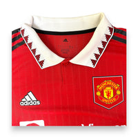 Dettaglio collo maglia Manchester United Home 2022-23 Adidas – stemma club e taglia L