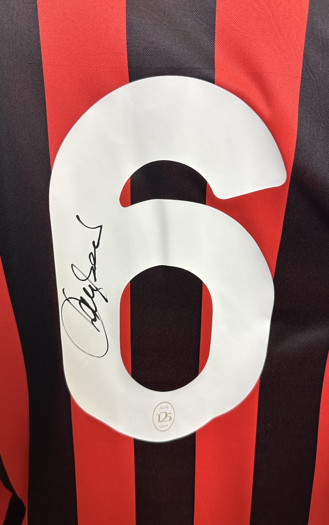 Dettaglio autografo originale Franco Baresi su numero 6 maglia Milan 125° Anniversario – logo ACM 125 1899