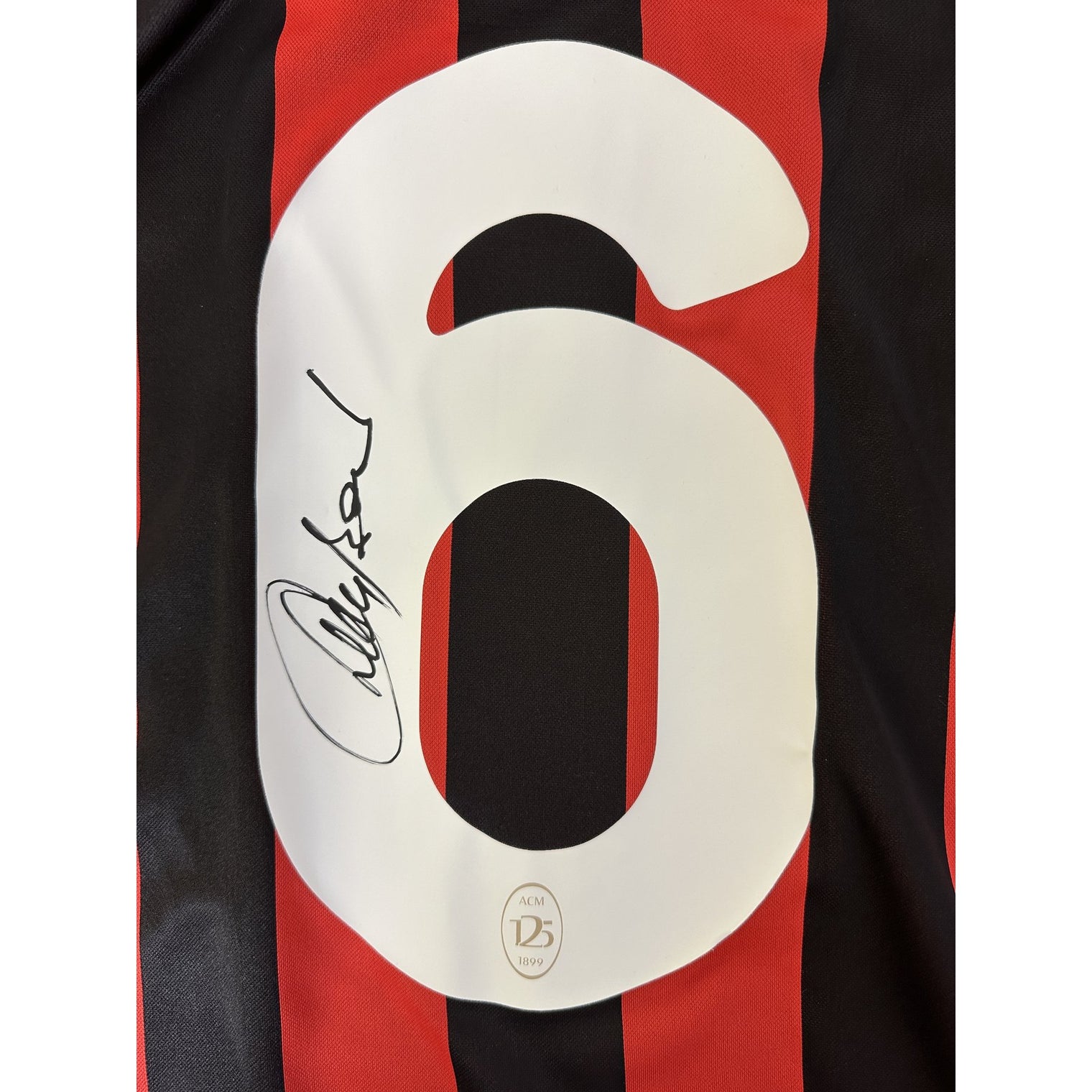 Dettaglio autografo originale Franco Baresi su numero 6 maglia Milan 125° Anniversario