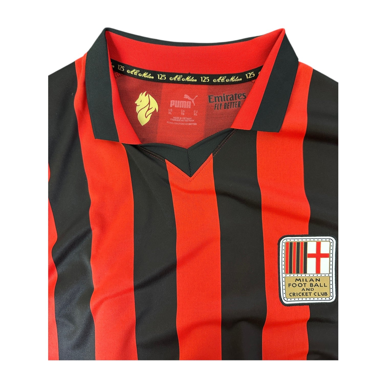 Colletto maglia Milan 125° Anniversario – scritta dorata AC Milan 125 – toppa storica Milan Foot Ball and Cricket Club