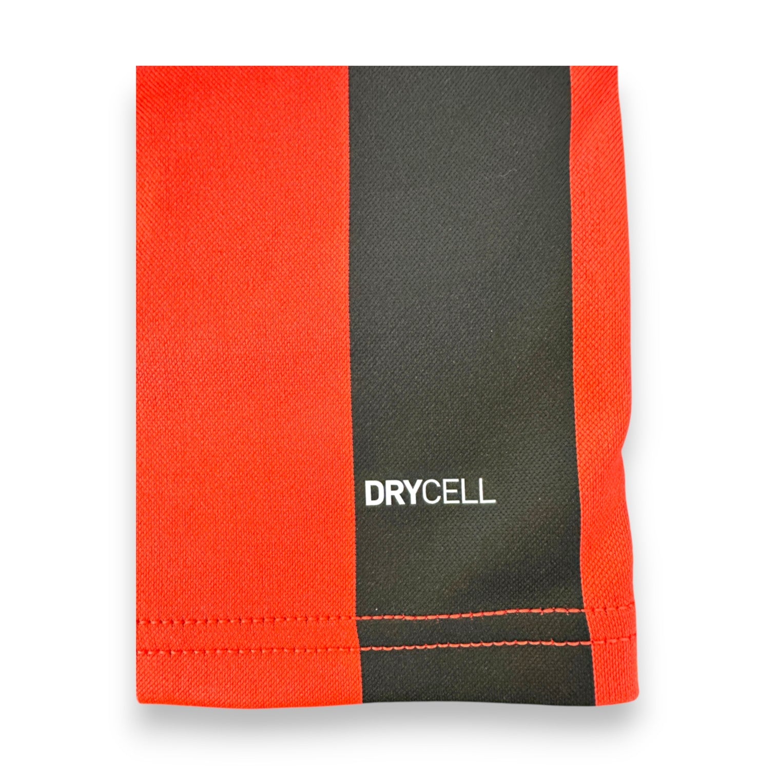 Dettaglio tecnologia Puma DryCell su maglia Milan 125° Anniversario Retro Style