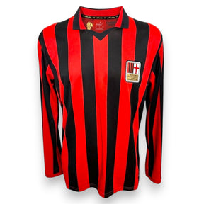 Maglia AC Milan Retro Style 125° Anniversario Puma manica lunga – righe rossonere – toppa heritage Milan Foot Ball and Cricket Club