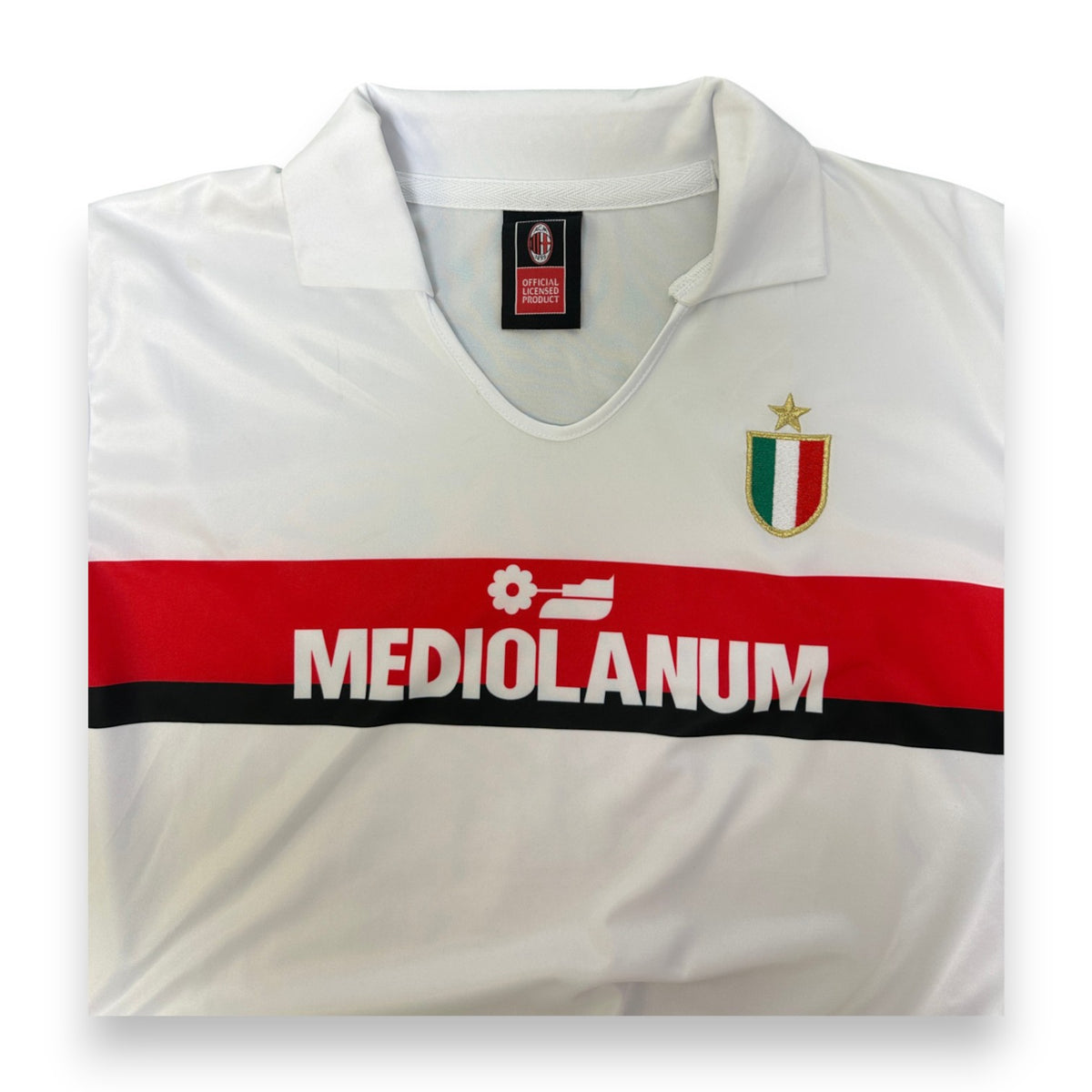 Colletto a polo, etichetta Official Licensed Product e scudetto con stella – maglia Milan Away 1988/89