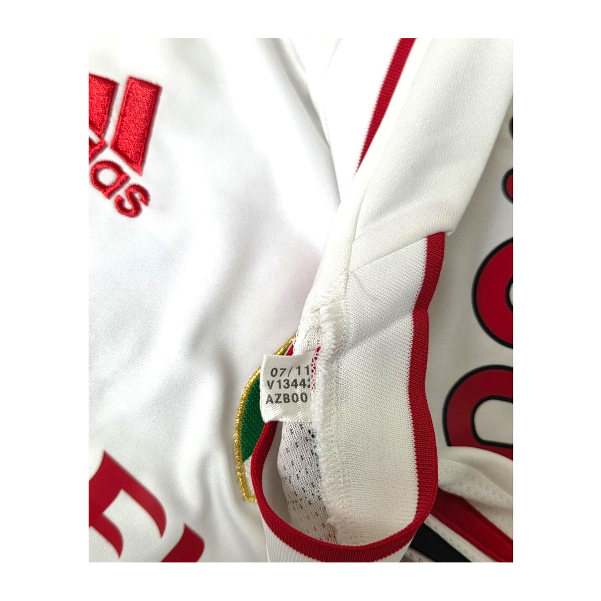 Cartellino Adidas con codice V13442 e data 07/11 della maglia Milan Away 2011/12