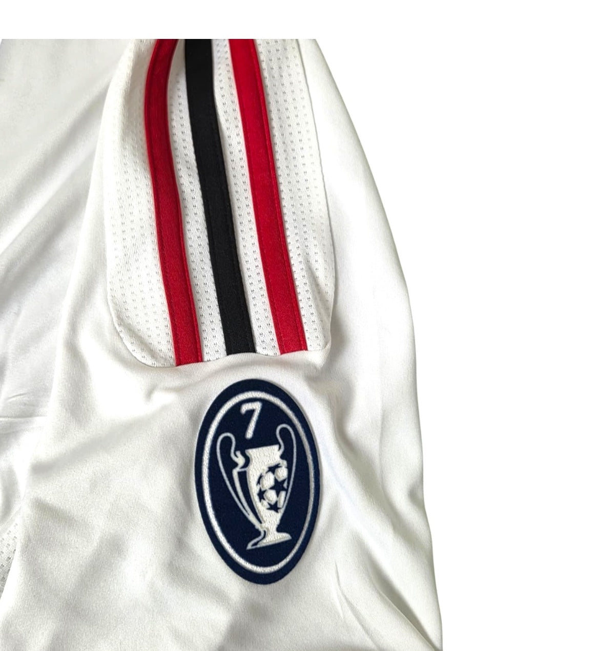 Badge 7 Coppe dei Campioni sulla manica della maglia Milan Away 2011/12
