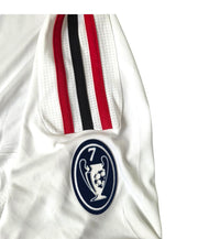 Badge 7 Coppe dei Campioni sulla manica della maglia Milan Away 2011/12