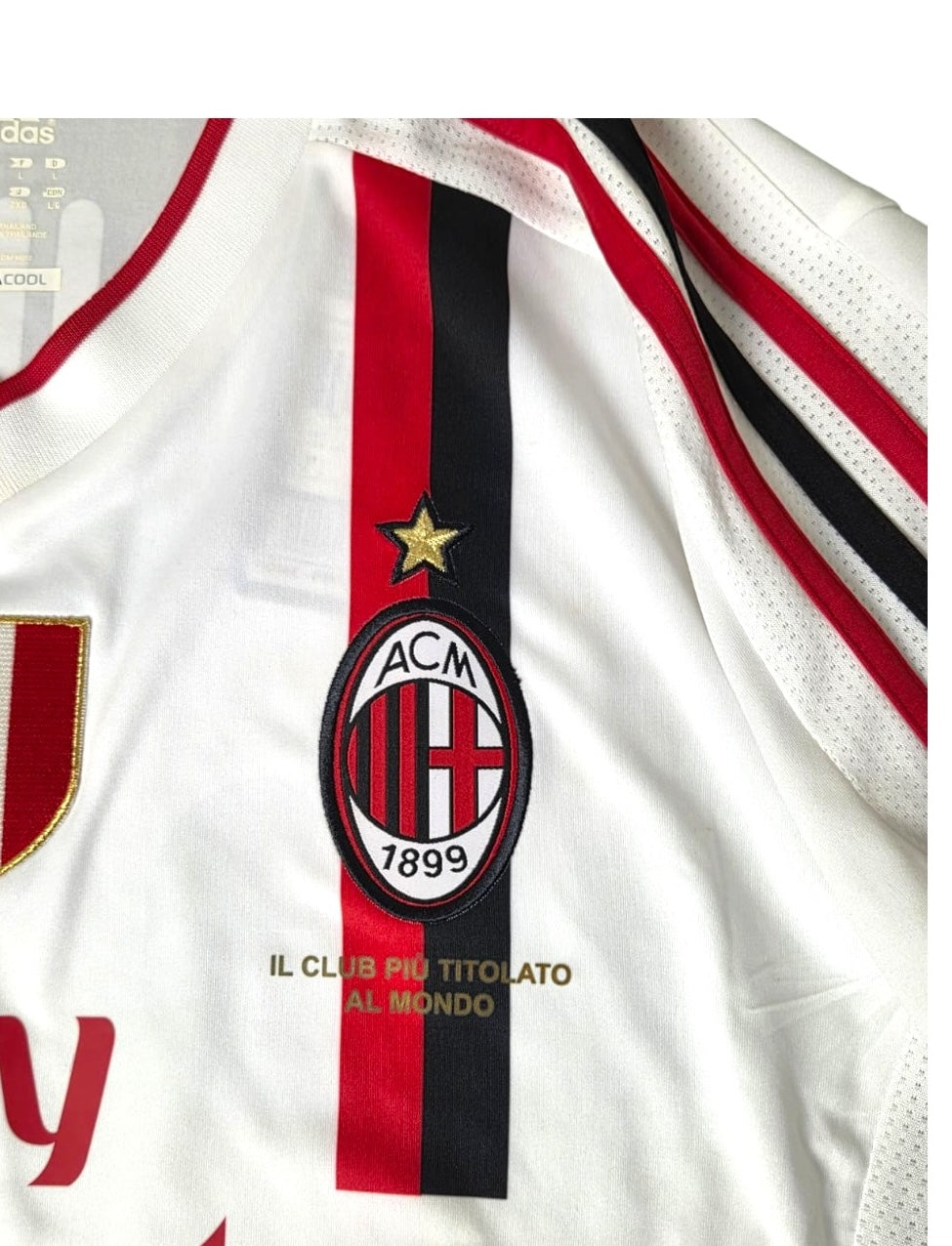 Stemma Milan con stella e scritta Il club più titolato al mondo sulla maglia Away 2011/12