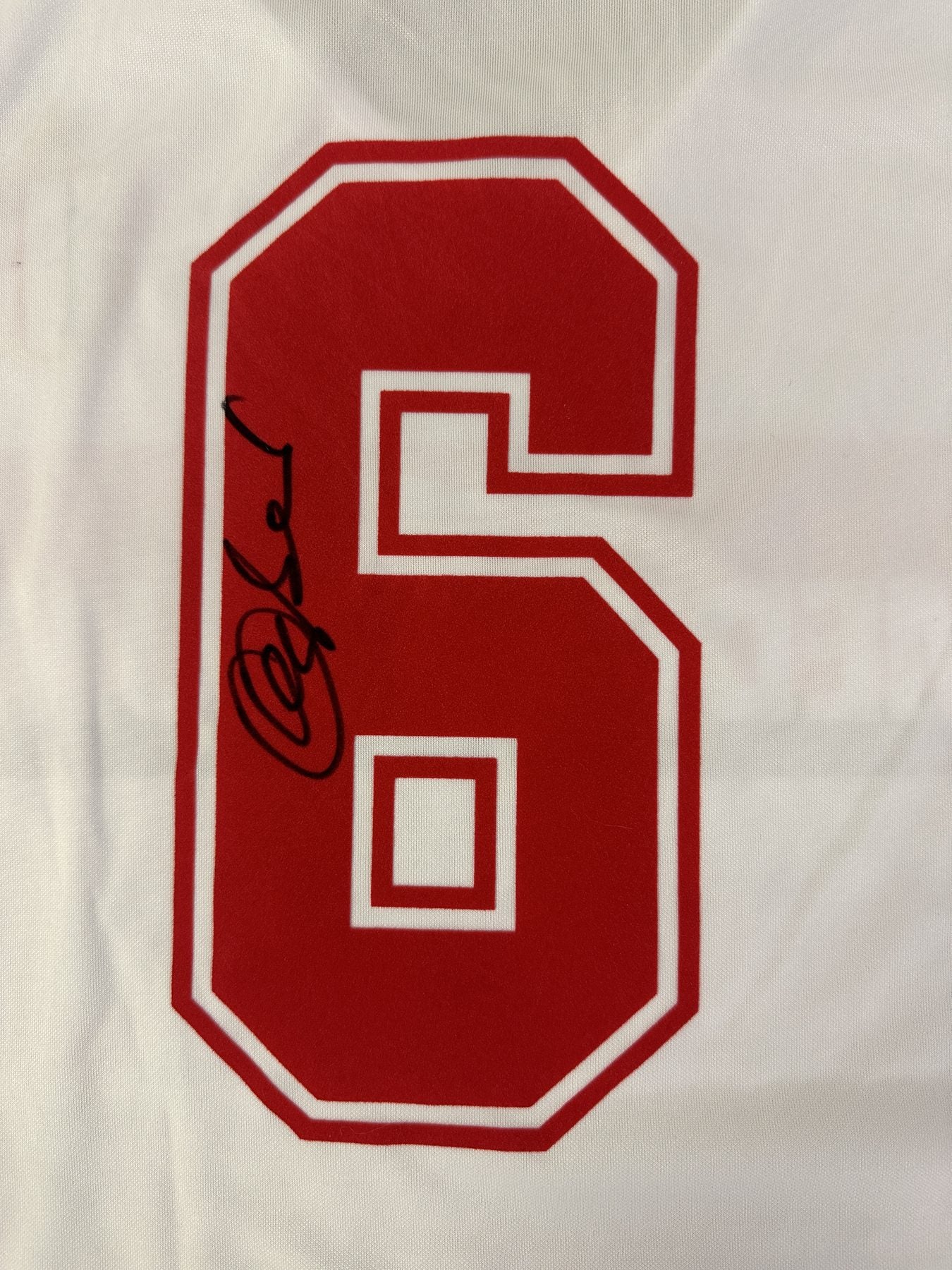 Dettaglio autografo originale Franco Baresi su numero 6 replica maglia Milan Away 1988-89 – firma in nero