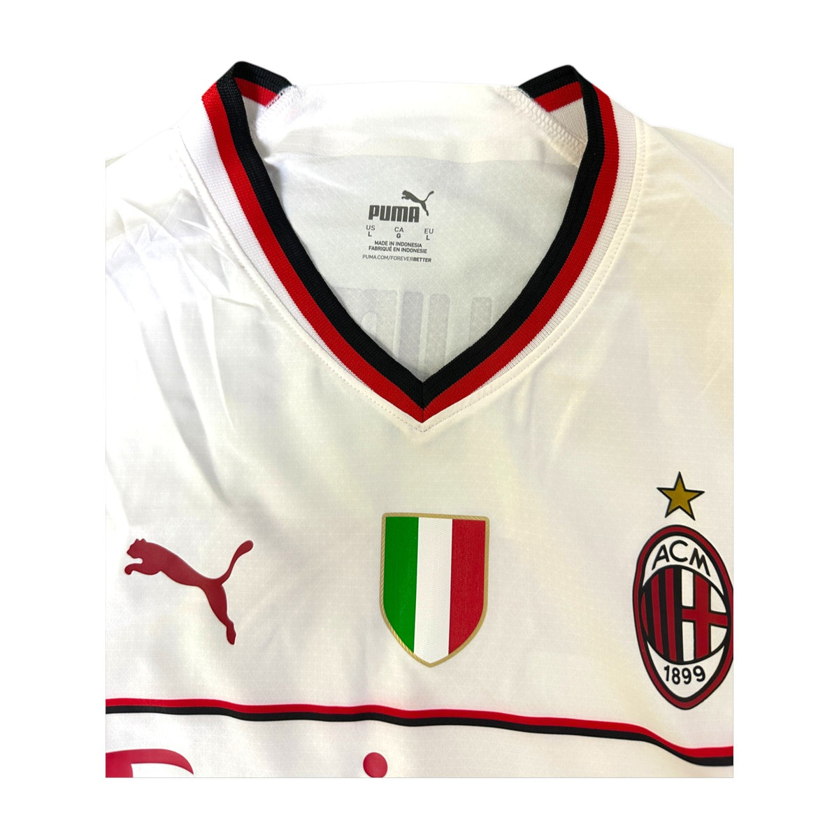 Dettaglio collo maglia Milan Away 2022-23 Puma – scudetto tricolore e stemma AC Milan