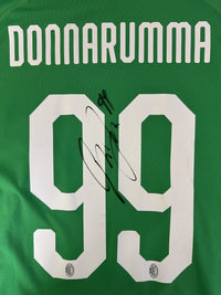 Dettaglio numero 99 e autografo originale Gianluigi Donnarumma su maglia Milan Portiere 2018-19