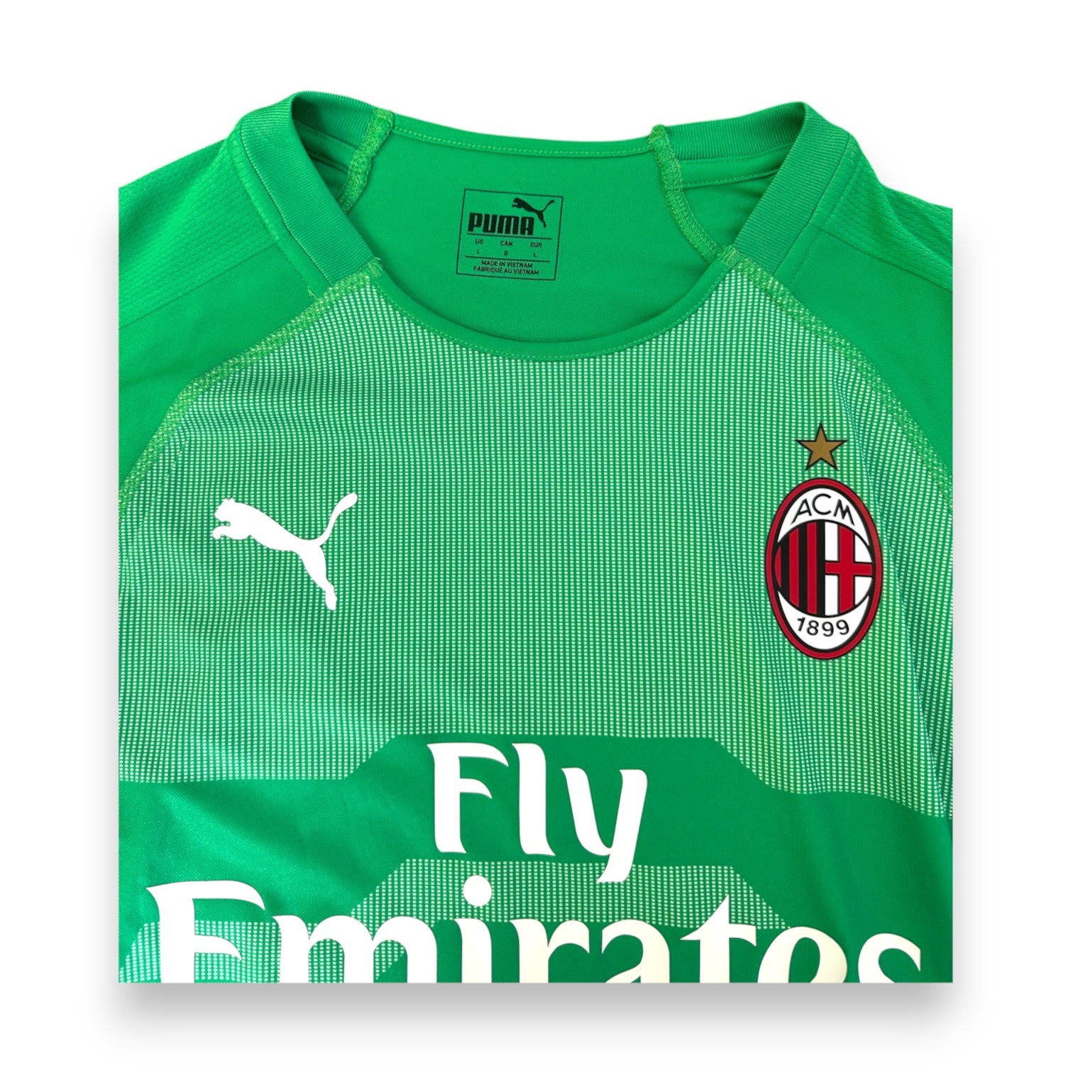 Dettaglio collo girocollo maglia Milan Portiere 2018-19 Puma – stemma ACM 1899 e stella oro