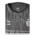 Dettaglio colletto polo e motivo gotico maglia Milan x Pleasures 2023-24 – logo Puma e Pleasures – stemma AC Milan 1899
