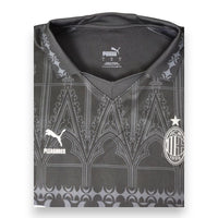 Dettaglio colletto polo e motivo gotico maglia Milan x Pleasures 2023-24 – logo Puma e Pleasures – stemma AC Milan 1899