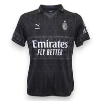 Maglia Milan Fourth 2023-24 Puma x Pleasures nera – motivo gotico Duomo – sponsor Emirates – logo Pleasures – condizioni Excellent