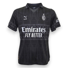 Maglia Milan Fourth 2023-24 Puma x Pleasures nera – motivo gotico Duomo – sponsor Emirates – logo Pleasures – condizioni Excellent