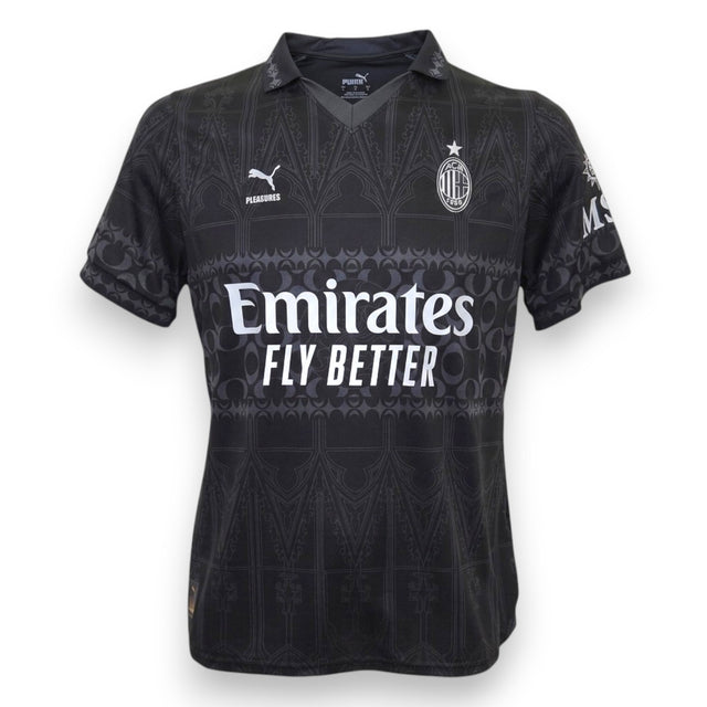 Maglia Milan Fourth 2023-24 Puma x Pleasures nera – motivo gotico Duomo – sponsor Emirates – logo Pleasures – condizioni Excellent