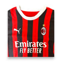 Dettaglio colletto e sponsor Emirates Fly Better maglia AC Milan Home 2024-25