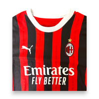 Dettaglio colletto e sponsor Emirates Fly Better maglia AC Milan Home 2024-25